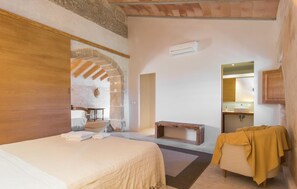 5 bedrooms, iron/ironing board, travel cot, free WiFi - Stunning home in Manacor with private swimming pool, can be inside or outside (Manacor)