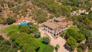 A large, two-story house with a swimming pool and a well-maintained garden. - Beautiful home in Felanitx with sauna (Felanitx)