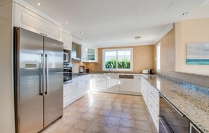 Fridge, microwave, oven, stovetop - Nice home in Sa Rapita with private swimming pool, can be inside or outside (Sa Rapita)
