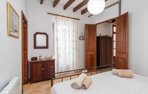 4 bedrooms, iron/ironing board, travel cot, free WiFi - Awesome home in SHorta with private swimming pool, can be inside or outside (SHorta)
