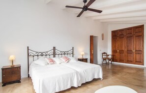 A bedroom with a bed, two bedside tables with lamps, a ceiling fan, and a wooden wardrobe. - Awesome home in SHorta with private swimming pool, can be inside or outside (SHorta)