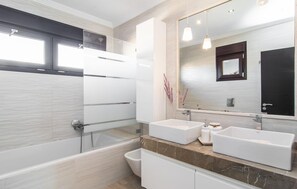 Shower, hair dryer - Gorgeous home in Cala Ratjada (Cala Ratjada)