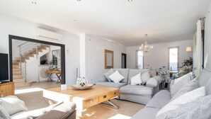 Smart TV - Gorgeous home in Cala Ratjada (Cala Ratjada)