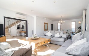 Smart TV - Gorgeous home in Cala Ratjada (Cala Ratjada)