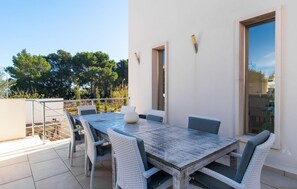 Outdoor dining - Gorgeous home in Cala Ratjada (Cala Ratjada)