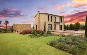 A stone building with a flat roof and a small attached structure. - Cozy home in Costitx with private swimming pool, can be inside or outside (Costitx)