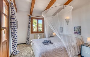 3 habitaciones, tabla de planchar con plancha y cuna de viaje 