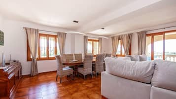 Una mesa de tenis de mesa