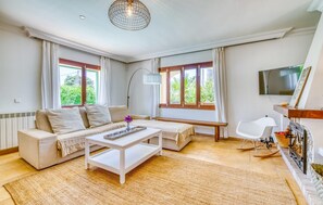 Smart TV - Amazing home in Cala Llombards (Cala Llombards)
