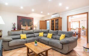 Smart TV - Amazing home in Campanet with private swimming pool, can be inside or outside (Campanet)