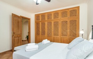 2 habitaciones, tabla de planchar con plancha y cuna de viaje 