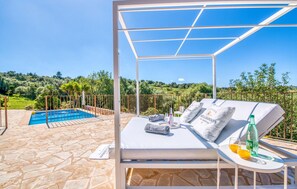 A heated pool - Amazing home in Son Macia with private swimming pool, can be inside or outside (Son Macia)