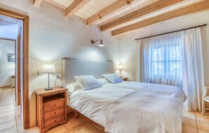 3 bedrooms, iron/ironing board, travel cot, free WiFi - Nice home in Felanitx with outdoor swimming pool (Felanitx)