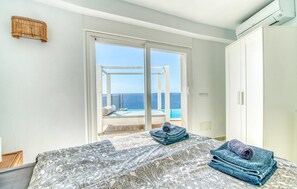 3 bedrooms, in-room safe, iron/ironing board, travel cot - Beach front home in Canyamel (Canyamel)