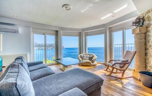 Smart TV, DVD player - Beach front home in Canyamel (Canyamel)