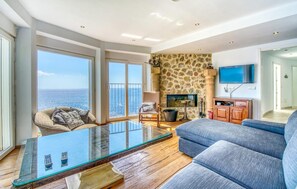 Smart TV, DVD player - Beach front home in Canyamel (Canyamel)