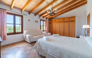 3 chambres, coffres-forts dans les chambres, fer et planche à repasser