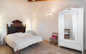 4 habitaciones, tabla de planchar con plancha y cuna de viaje 