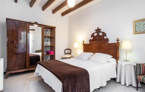 4 bedrooms, iron/ironing board, travel cot, free WiFi - Nice home in Palma with private swimming pool, can be inside or outside (Palma)