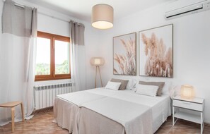 4 bedrooms, iron/ironing board, travel cot, free WiFi - Gorgeous home in Ses Salines (Ses Salines)