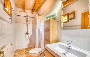 Shower, hair dryer - Amazing home in Cala Ratjada (Cala Ratjada)