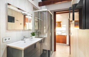 Shower, hair dryer - Amazing home in Santanyi with private swimming pool, can be inside or outside (Santanyi)