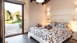 Una camera da letto con un letto, comodini, una lampada e vista sull'esterno.