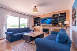 Smart TV, ping pong - Nice home in Portocolom with private swimming pool, can be inside or outside (Portocolom)