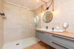 Shower, hair dryer - Nice home in Portocolom with private swimming pool, can be inside or outside (Portocolom)