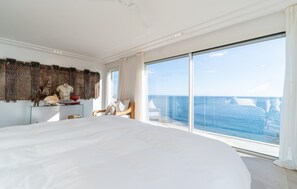 4 bedrooms, travel cot, free WiFi - Awesome home in Porto Cristo (Porto Cristo)