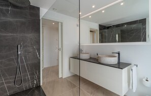 Shower, hair dryer - Awesome home in Porto Cristo (Porto Cristo)
