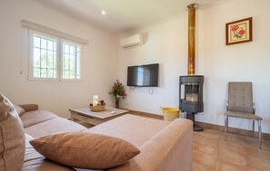 Smart TV - Nice home in Buger with private swimming pool, can be inside or outside (Buger)