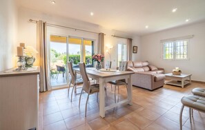 Smart TV - Nice home in Buger with private swimming pool, can be inside or outside (Buger)