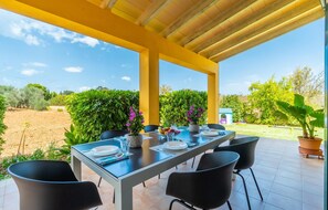 Outdoor dining - Nice home in Buger with private swimming pool, can be inside or outside (Buger)