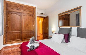 5 bedrooms, iron/ironing board, travel cot, free WiFi - Awesome home in Llucmajor with private swimming pool, can be inside or outside (Llucmajor)