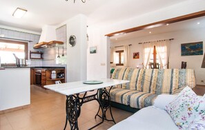 Smart TV, DVD player - Beautiful home in Lloseta with private swimming pool, can be inside or outside (Lloseta)