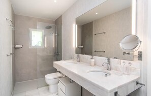 Shower, hair dryer - Gorgeous home in Costa dels Pins (Costa dels Pins)