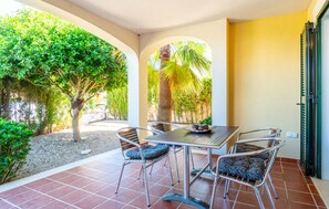 Outdoor dining - Amazing apartment in Cales de Mallorca with swimming pool (Cales de Mallorca)