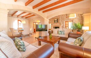 Smart TV, ping pong - Nice home in Inca with private swimming pool, can be inside or outside (Inca)