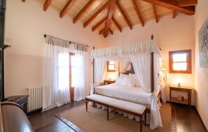 6 bedrooms, in-room safe, iron/ironing board, free WiFi - Nice home in Inca with private swimming pool, can be inside or outside (Inca)