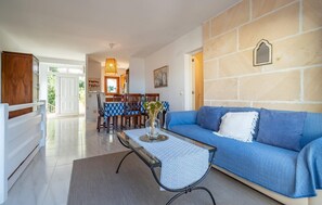 TV - Cozy apartment in Betlem with WiFi (Betlem)