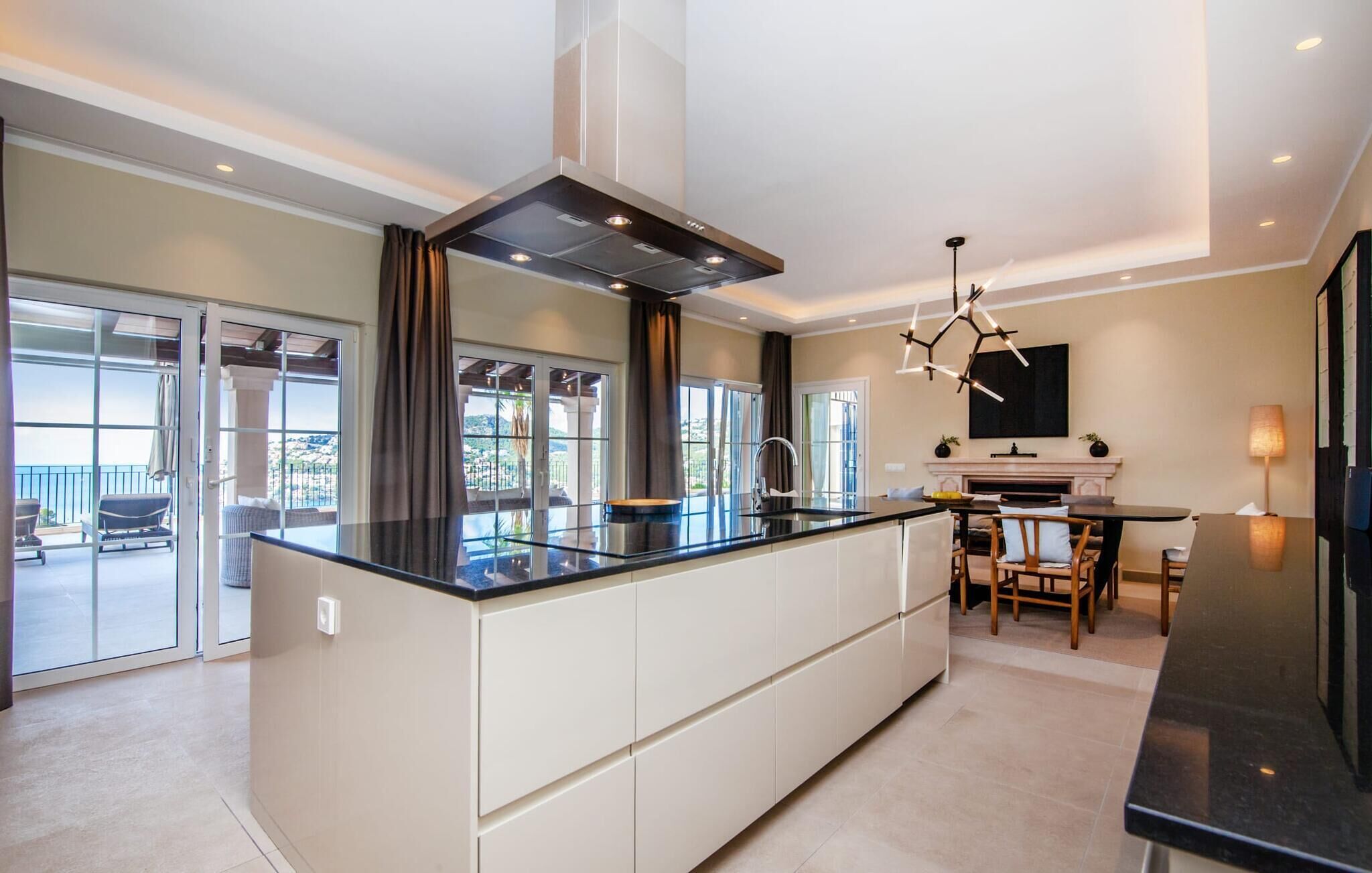 Réfrigérateur, un four, surface de cuisson, lave-vaisselle