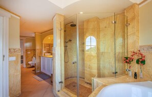Shower, hair dryer - Lovely home in Port d'Andratx with sauna (Port d'Andratx)