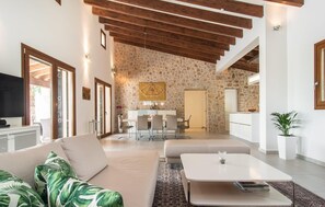 Smart TV, DVD player - Awesome home in Felanitx with sauna (Felanitx)