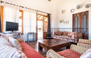 TV, DVD player, table football - Nice home in Montuiri with private swimming pool, can be inside or outside (Montuiri)