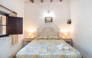 6 bedrooms, iron/ironing board, travel cot, free WiFi - Nice home in Montuiri with private swimming pool, can be inside or outside (Montuiri)