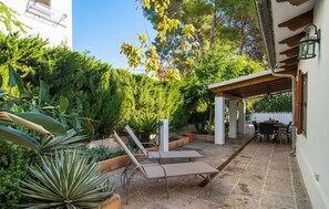Outdoor dining - 3 bedroom beach front home in Alcudia (Alcudia)
