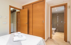 3 slaapkamers, een strijkplank/strijkijzer, reisbedje, gratis wifi