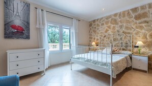 5 bedrooms, iron/ironing board, travel cot, free WiFi - Lovely home in Capdepera with private swimming pool, can be inside or outside (Capdepera)
