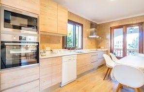 Fridge, microwave, oven, stovetop - Beautiful home in Porto Cristo (Porto Cristo)